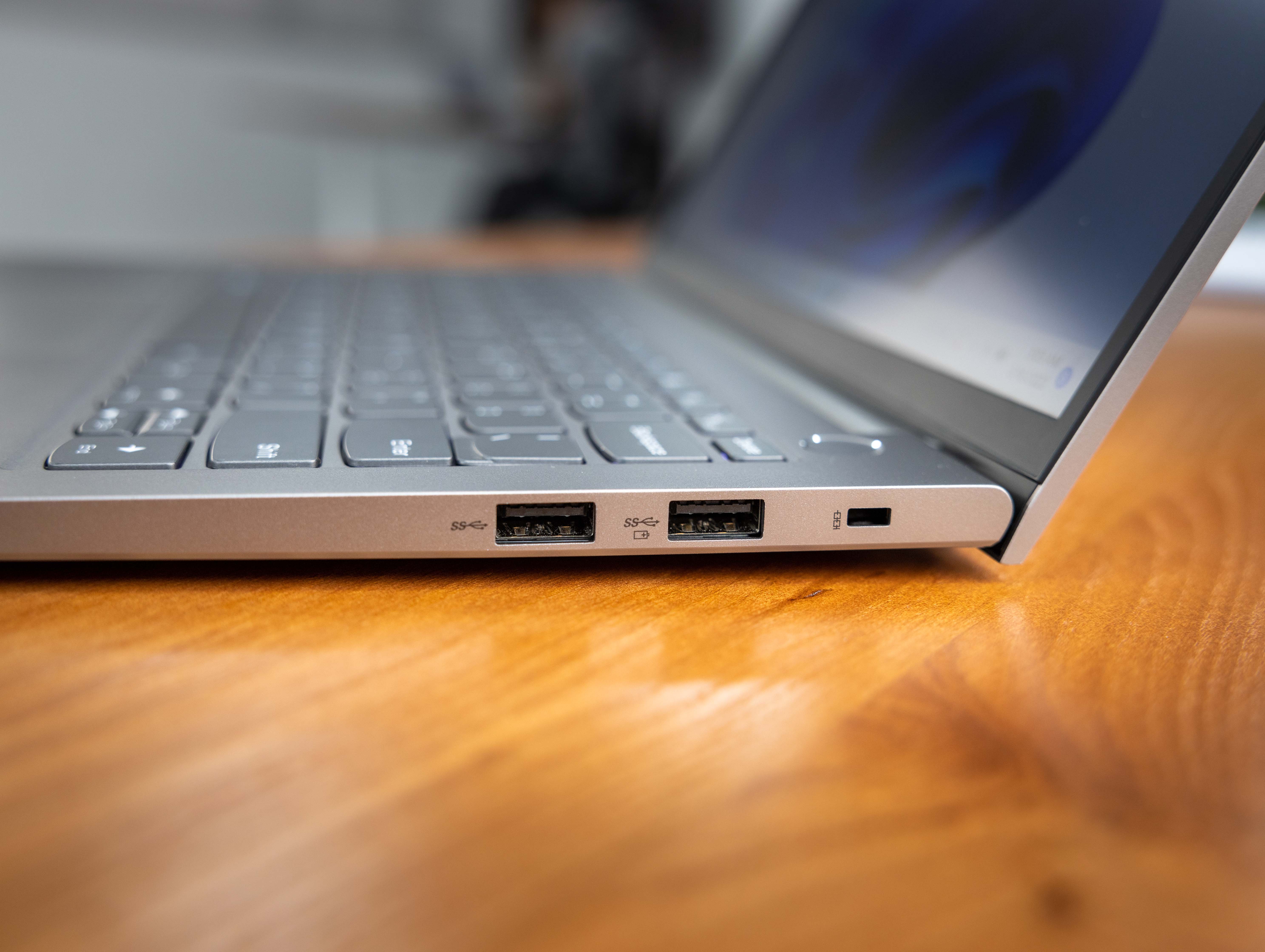 2 cổng USB-A và cổng sạc được đặt ở lề phải của máy